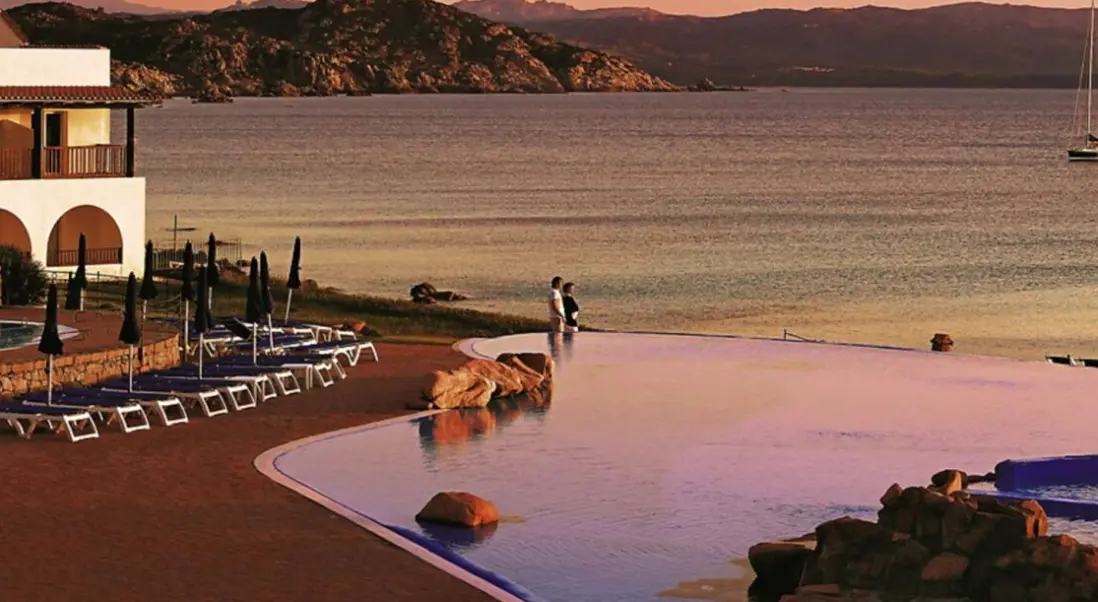 Basen w hotelu Grand Hotel Capo Testa