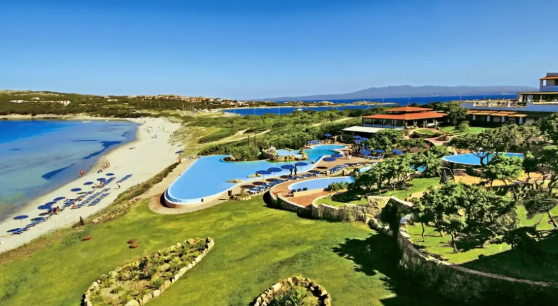 Basen w hotelu Grand Hotel Capo Testa