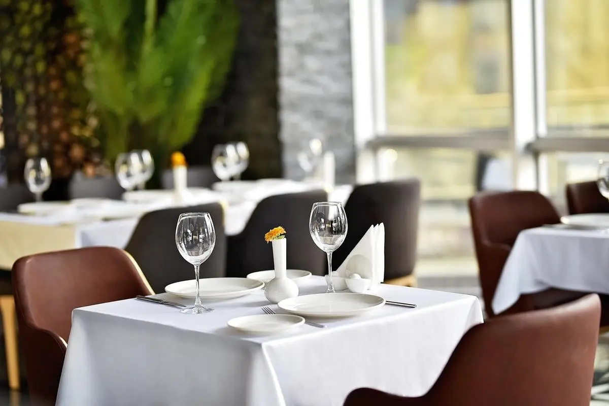 Restauracja i jedzenie w hotelu Grand Sapphire City Hotel