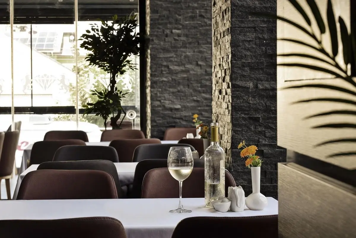 Restauracja i jedzenie w hotelu Grand Sapphire City Hotel