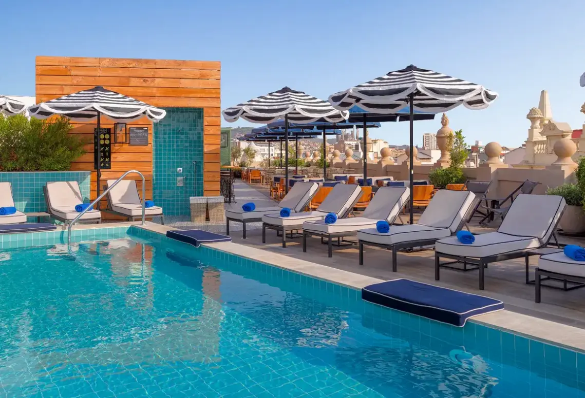 Basen w hotelu H10 Madison