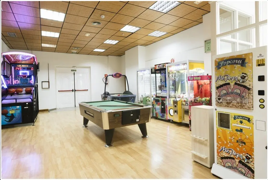 Hollywood Mirage — HOLLYWOOD MIRAGE