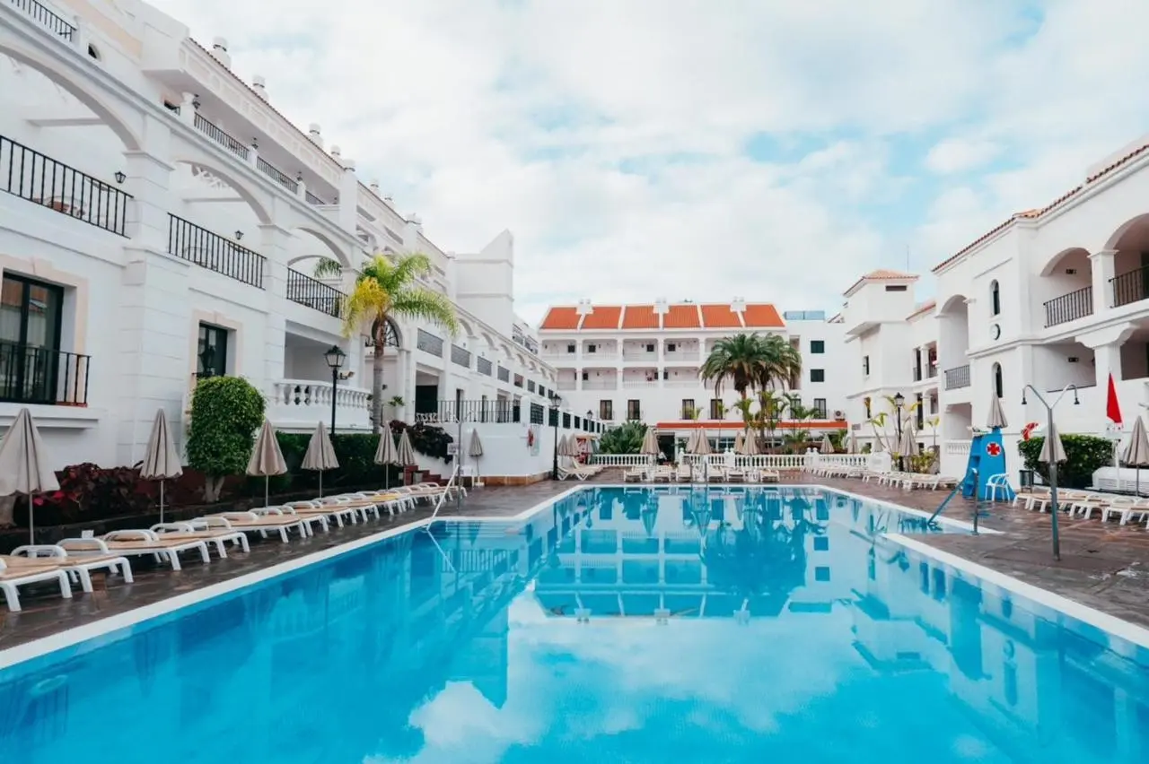 Hollywood Mirage — HOLLYWOOD MIRAGE