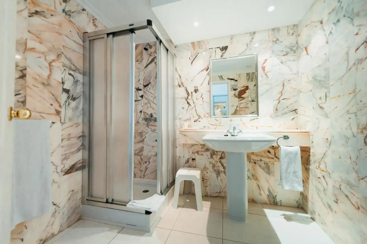 Hollywood Mirage — HOLLYWOOD MIRAGE