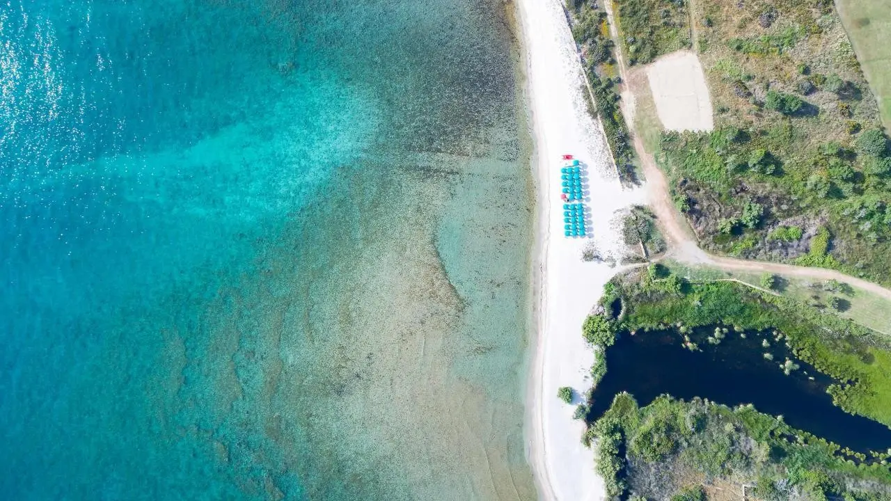 Plaża przy hotelu Hotel Club Li Suari