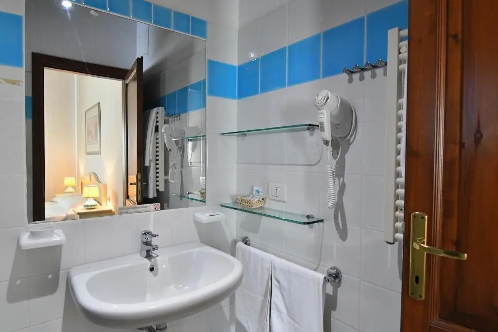 Łazienka w pokoju hotelu Hotel Club Li Suari