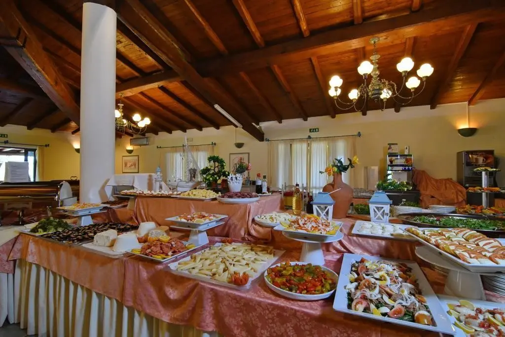 Restauracja i jedzenie w hotelu Hotel Club Li Suari