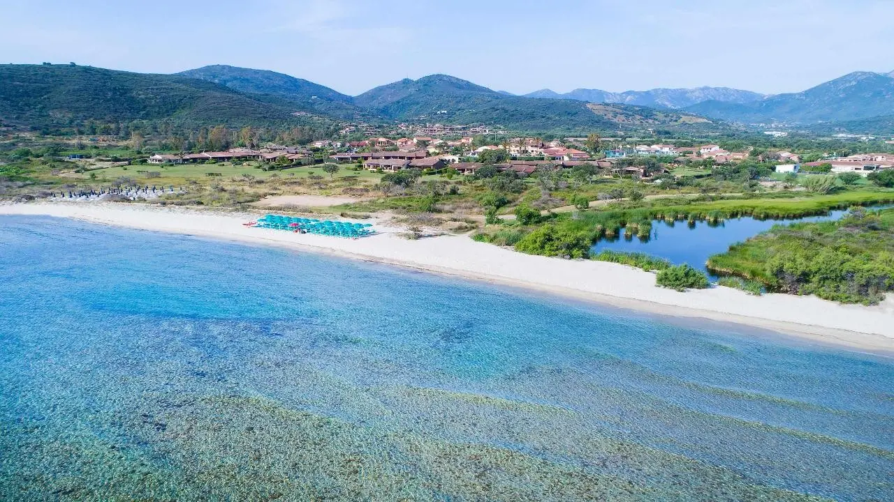 Plaża przy hotelu Hotel Club Li Suari