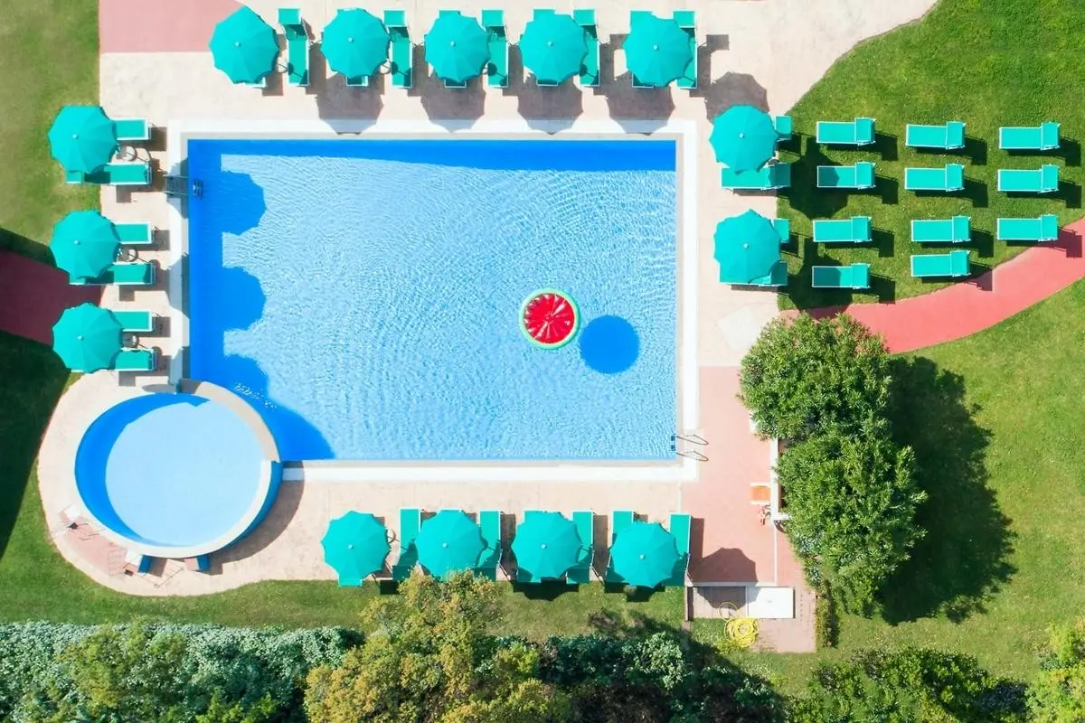 Basen w hotelu Hotel Club Li Suari