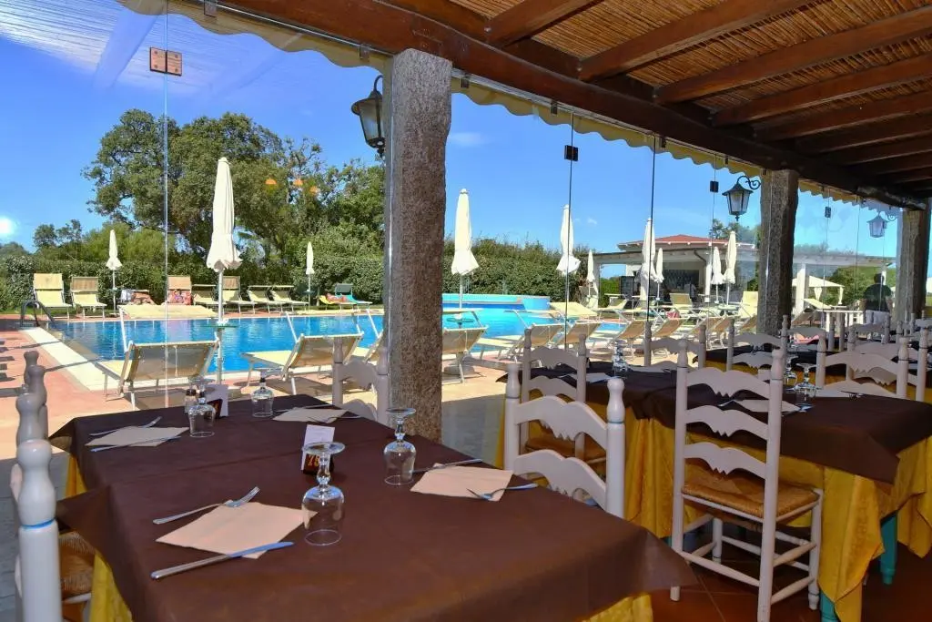 Basen w hotelu Hotel Club Li Suari