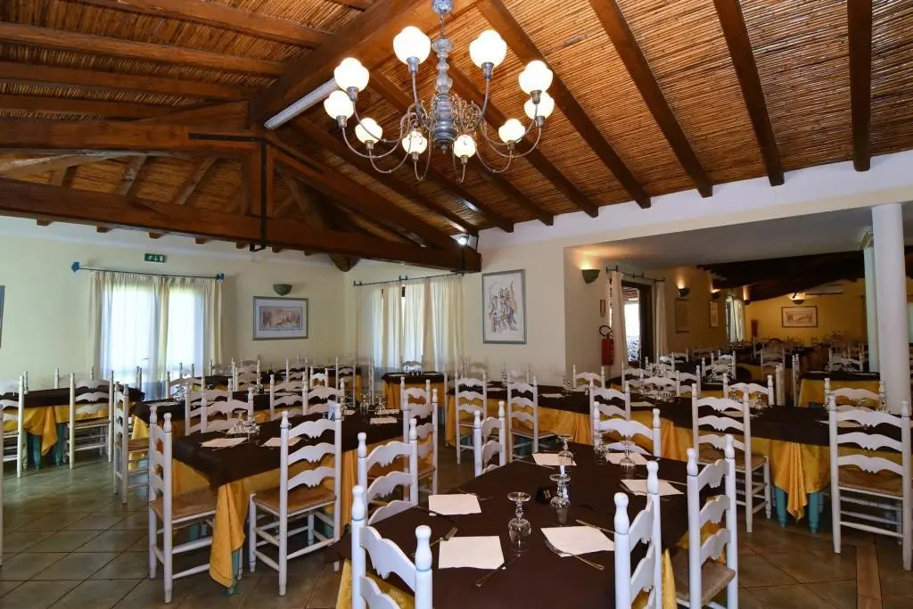 Restauracja i jedzenie w hotelu Hotel Club Li Suari