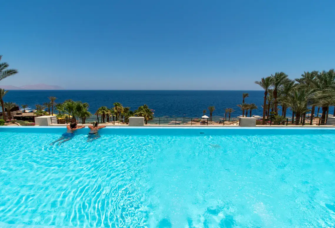 Basen w hotelu Hotel Grand Rotana Resort & Spa