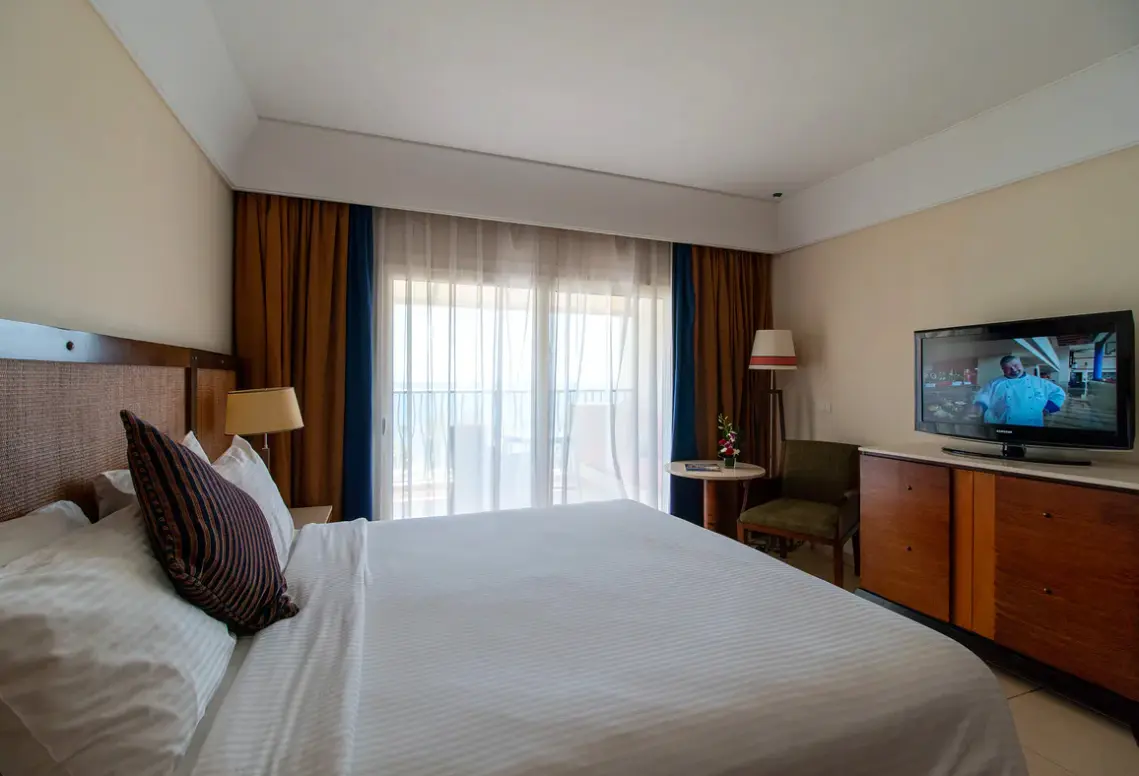 Pokój w hotelu Hotel Grand Rotana Resort & Spa