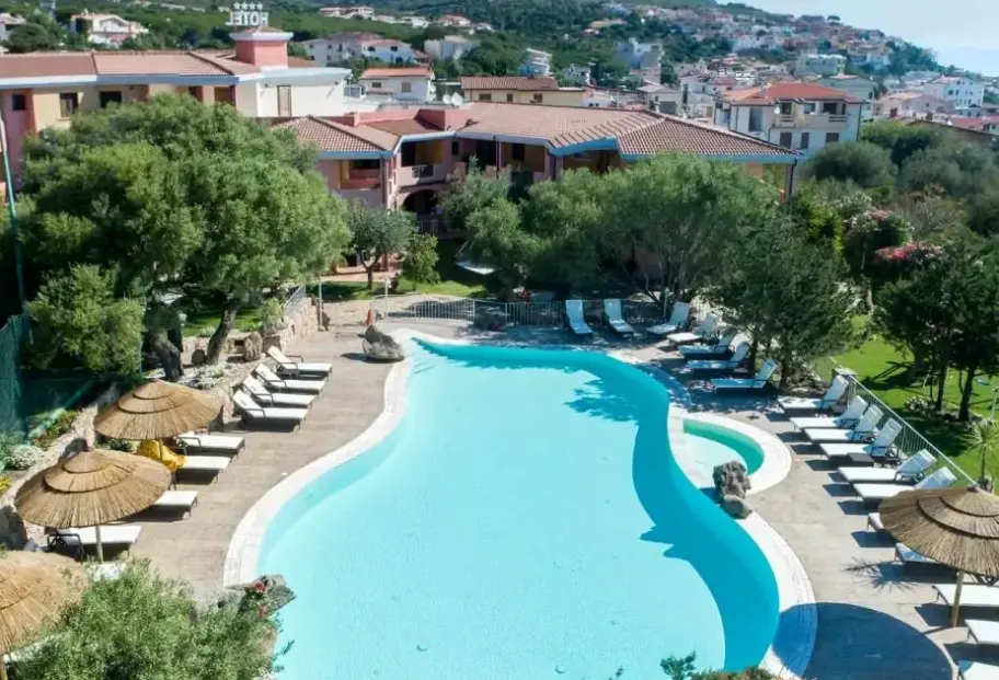 Basen w hotelu Hotel I Ginepri