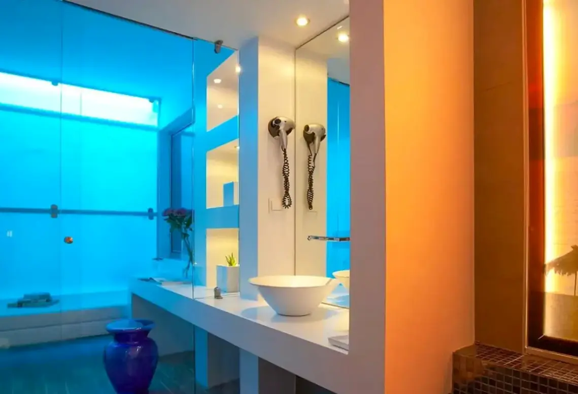 Łazienka w pokoju hotelu Hotel Kamari Beach