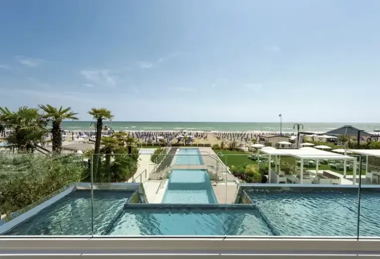 Basen w hotelu Hotel Le Soleil