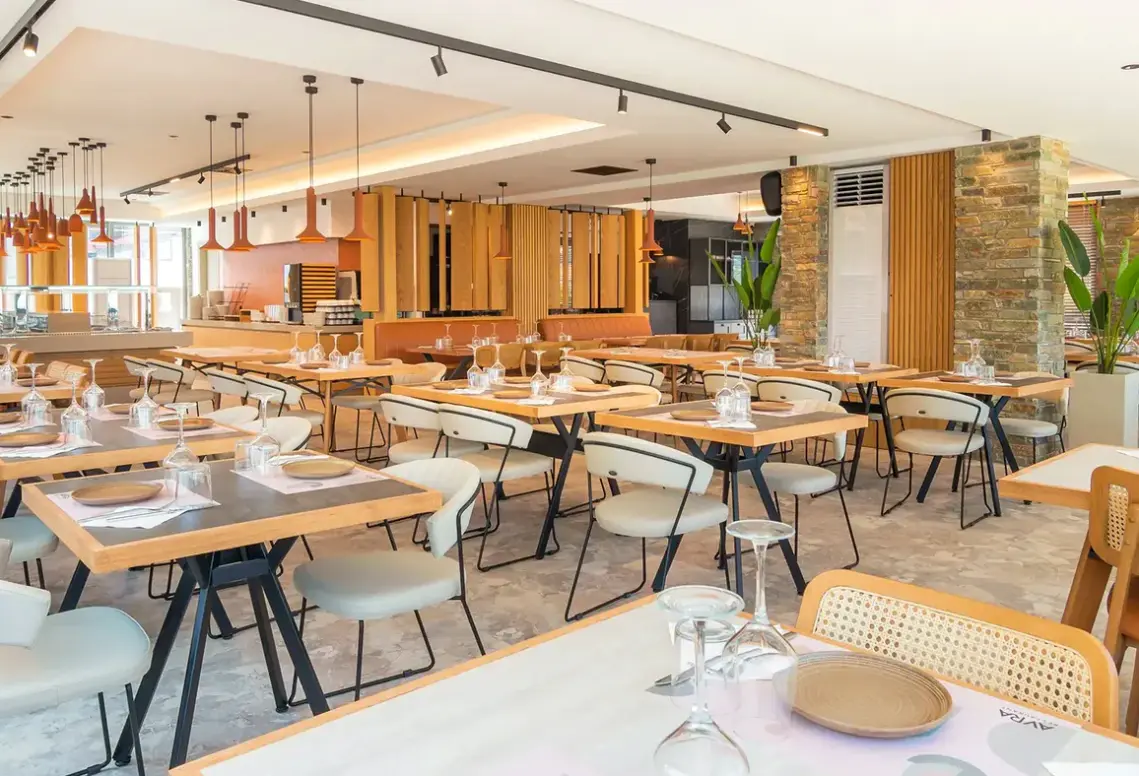 Restauracja i jedzenie w hotelu Hotel Ntinas Filoxenia