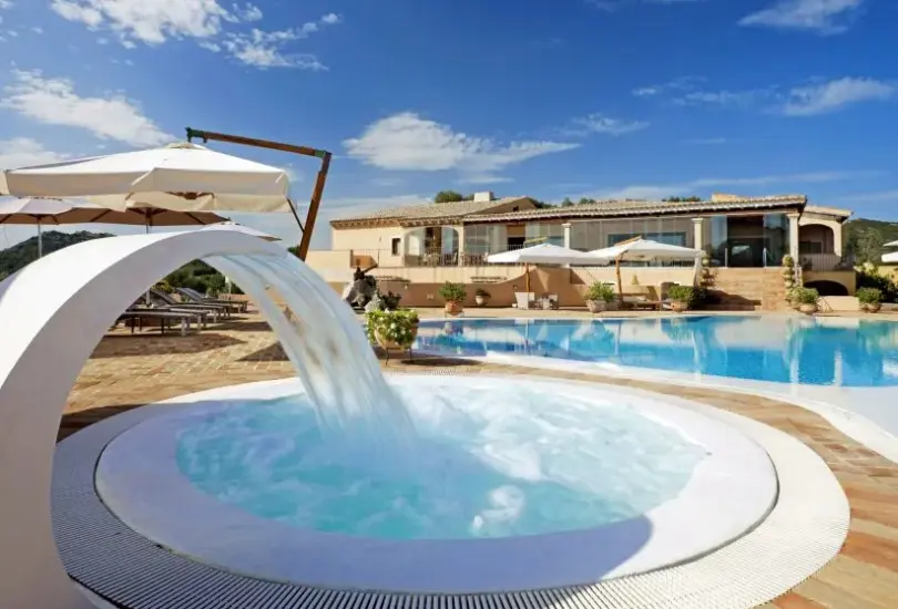 Basen w hotelu Hotel Parco degli Ulivi