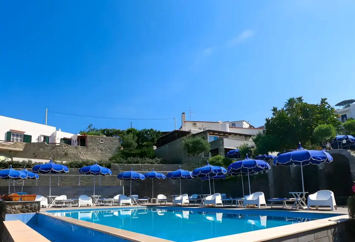 Basen w hotelu Hotel Punta Imperatore
