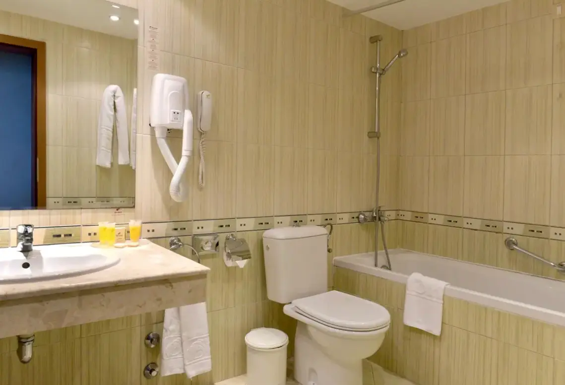 Łazienka w pokoju hotelu Hvd Lotos