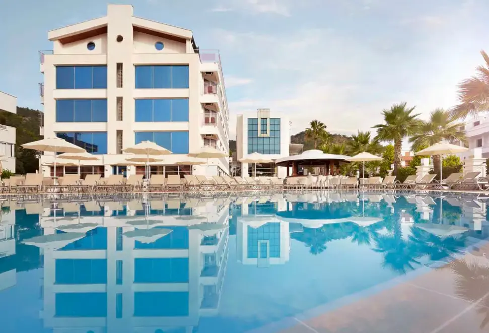 Basen w hotelu Ideal Pearl Hotel