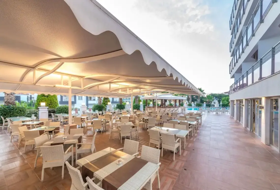 Restauracja i jedzenie w hotelu Ideal Pearl Hotel