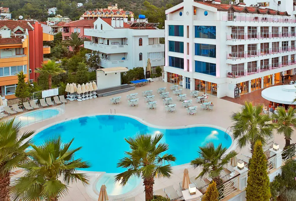 Basen w hotelu Ideal Pearl Hotel