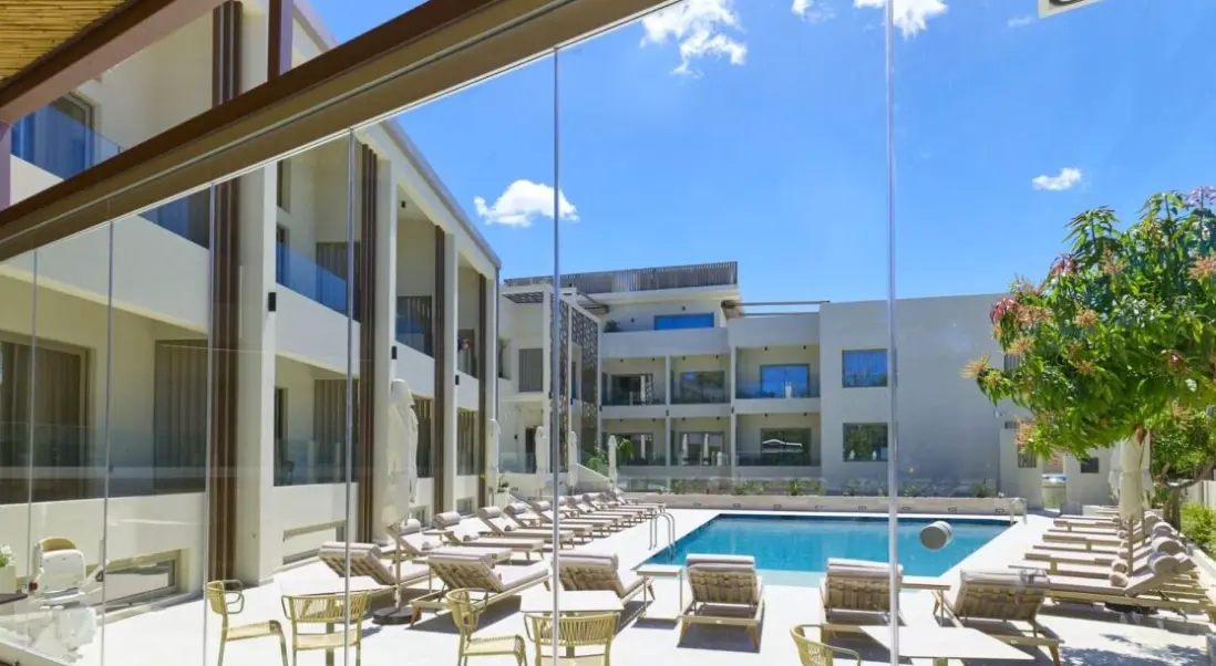 Basen w hotelu Inea Hotel & Suites