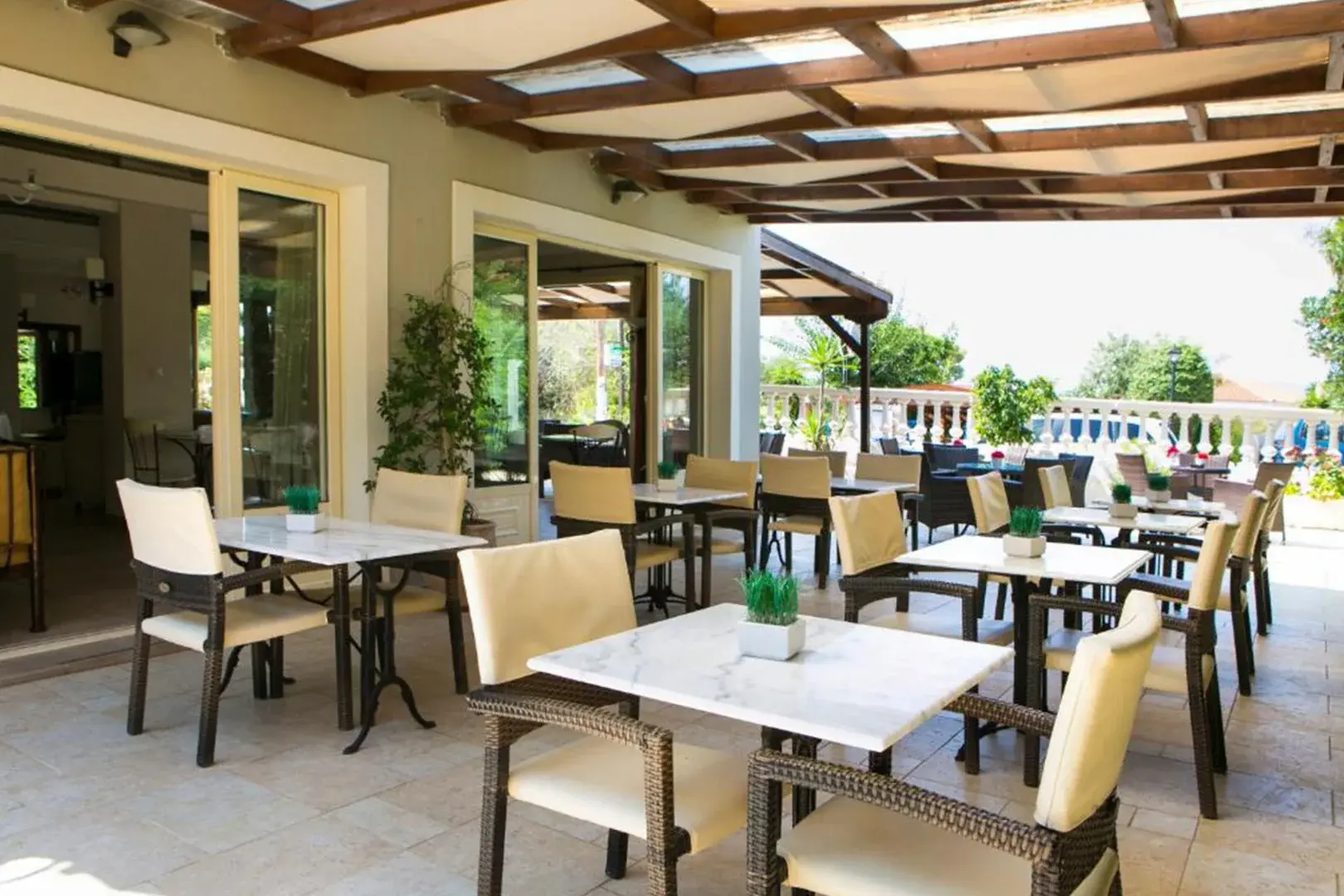 Restauracja i jedzenie w hotelu Irilena Hotel Lassi