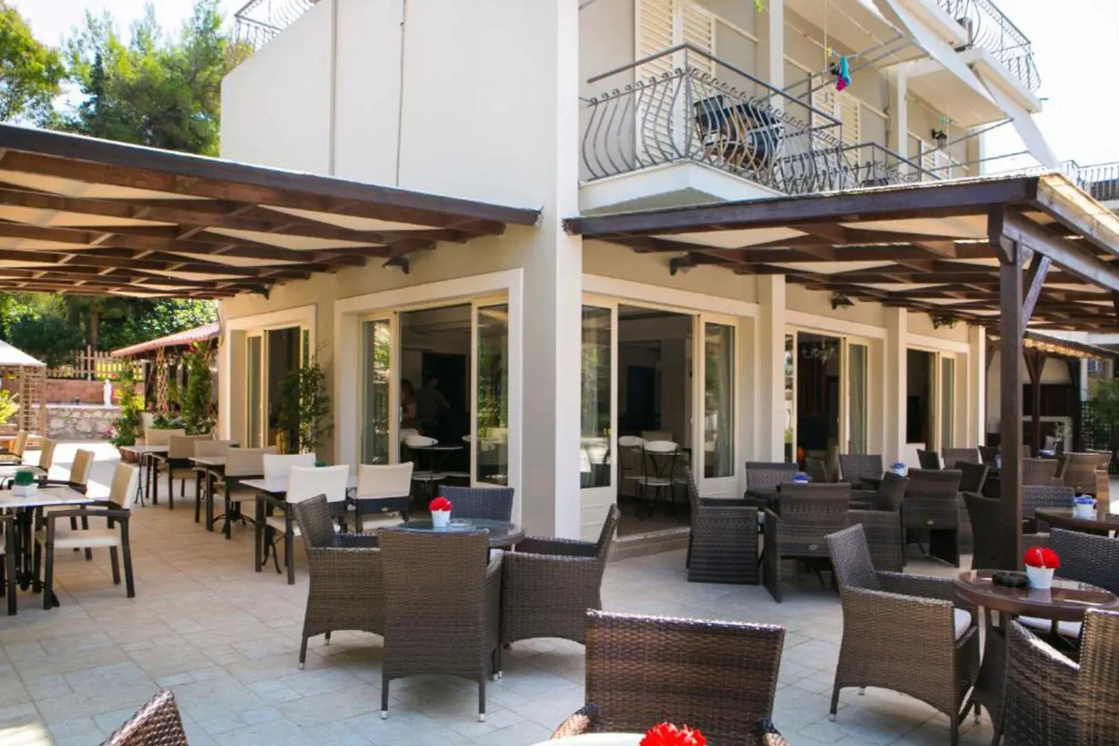 Restauracja i jedzenie w hotelu Irilena Hotel Lassi