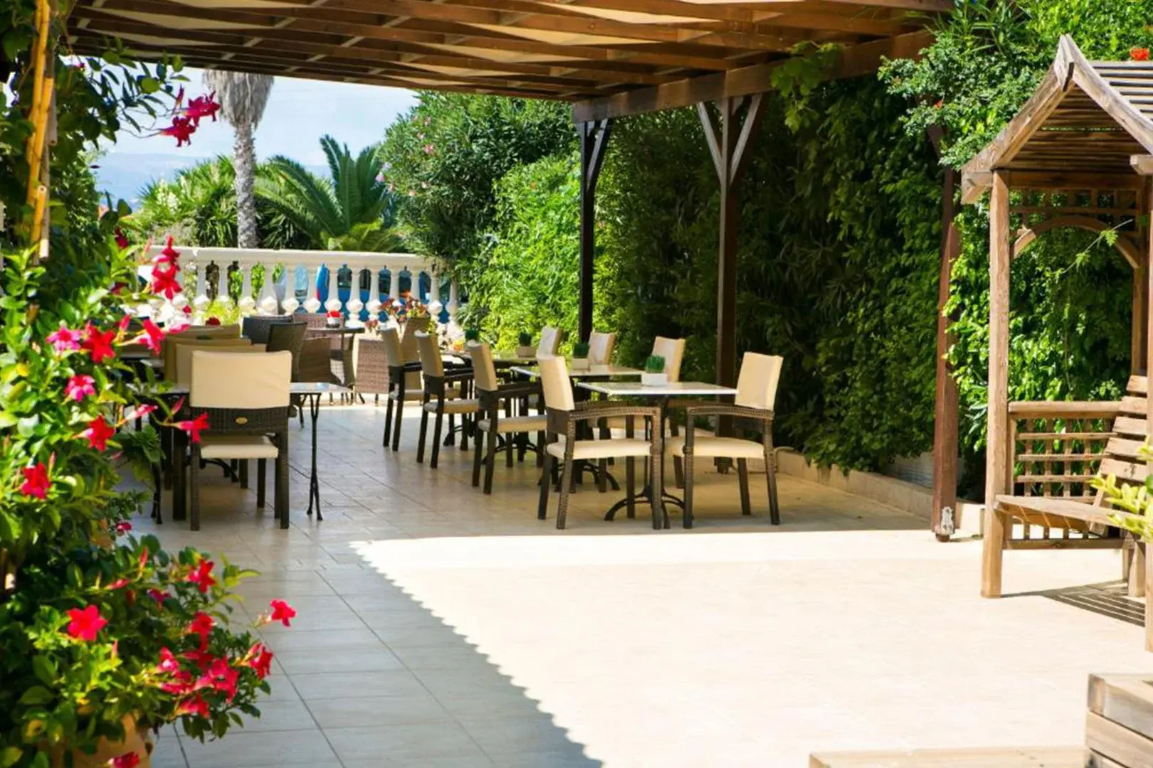 Restauracja i jedzenie w hotelu Irilena Hotel Lassi