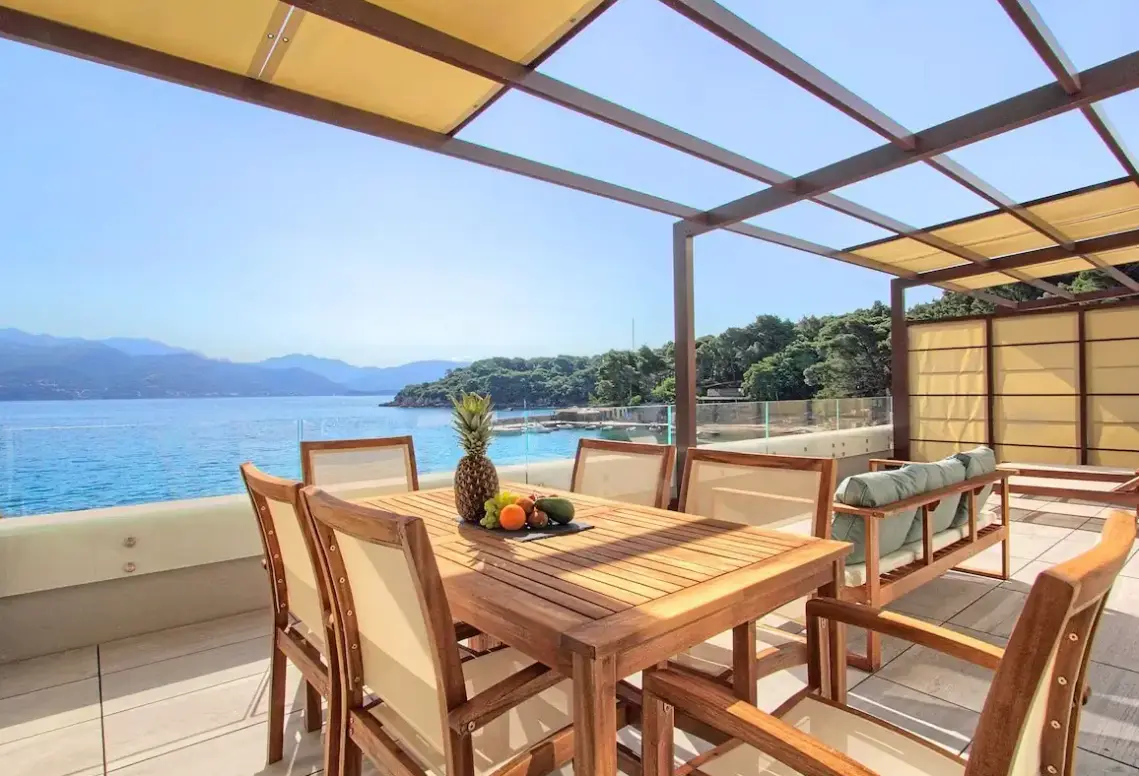 Widok z hotelu Kalamota Beach House