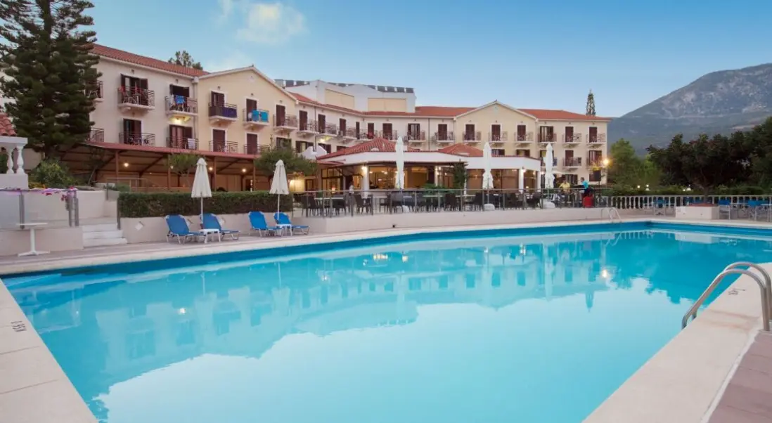 Basen w hotelu Karavados Beach Hotel