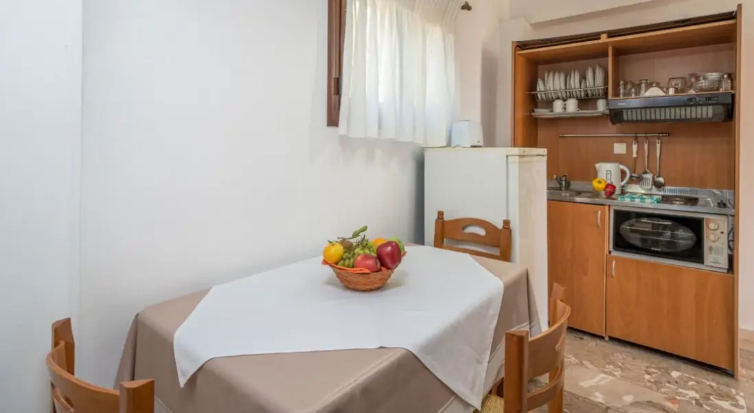 Restauracja i jedzenie w hotelu Karavados Beach Hotel