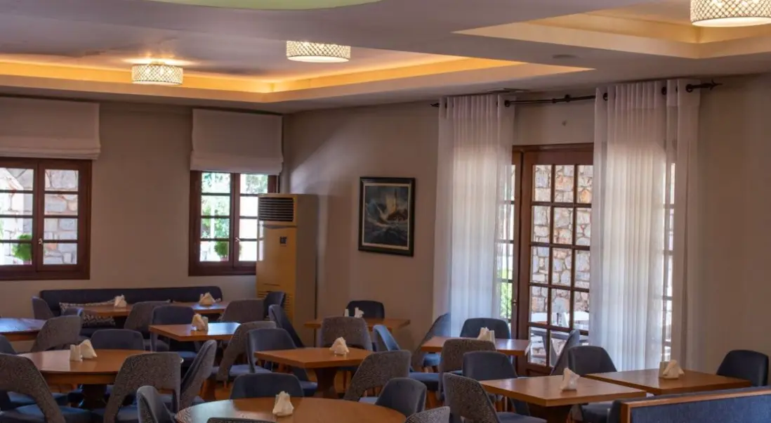 Restauracja i jedzenie w hotelu Kastro Maini