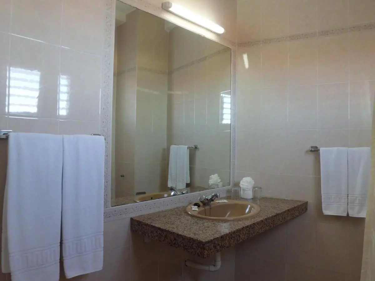 Łazienka w pokoju hotelu La Carabela Apartamentos