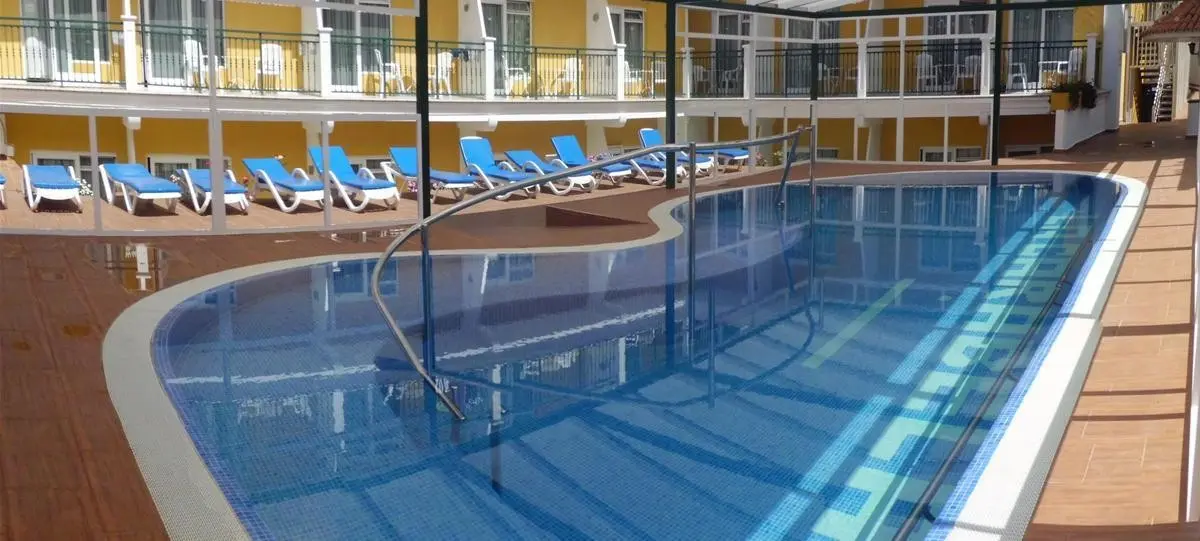 Basen w hotelu La Carabela Apartamentos