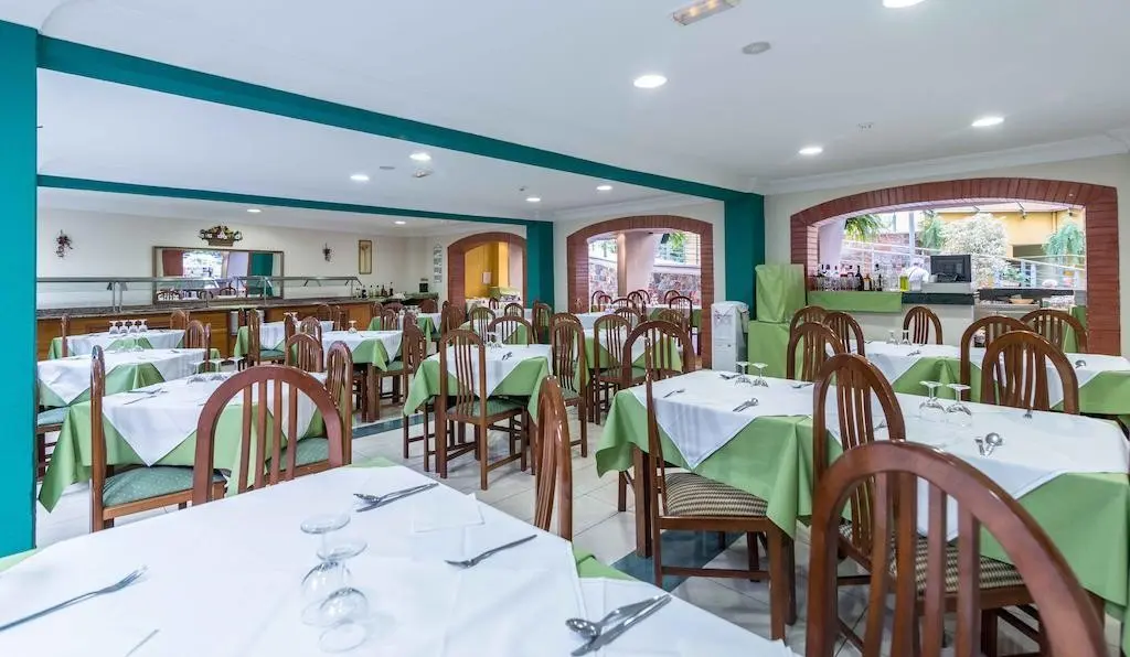 Restauracja i jedzenie w hotelu La Carabela Apartamentos