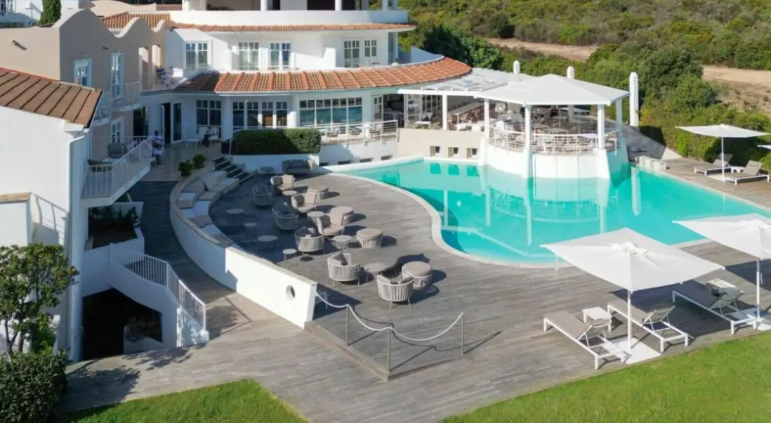 Basen w hotelu La Coluccia Beach Club