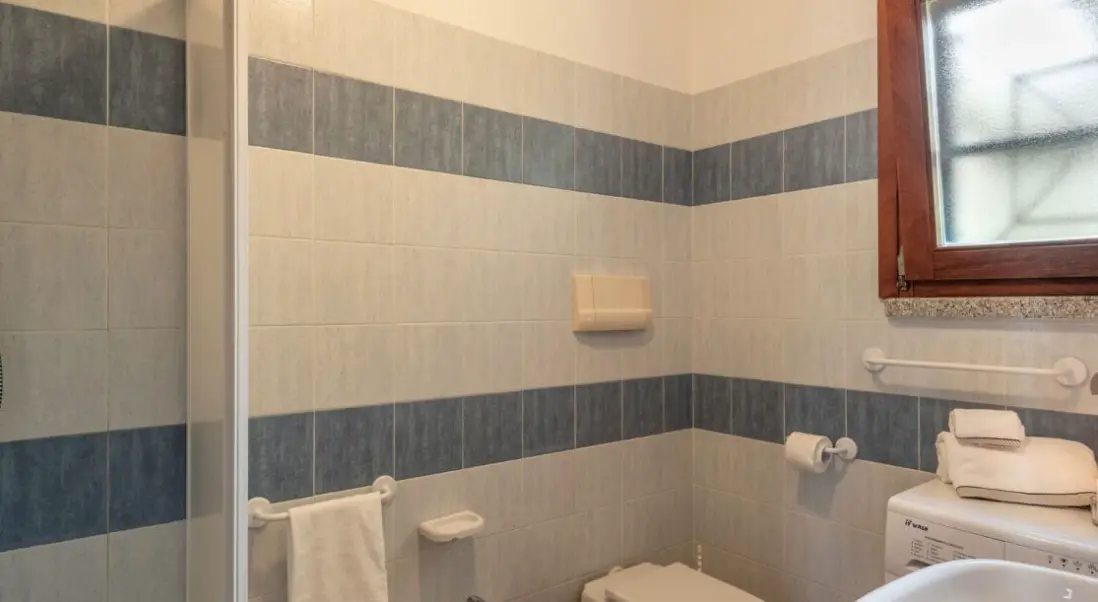 Łazienka w pokoju hotelu Le Dimore di Budoni