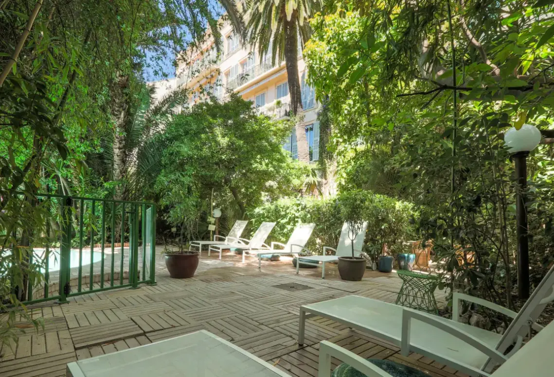 Basen w hotelu Le Windsor, Jungle Art Hotel