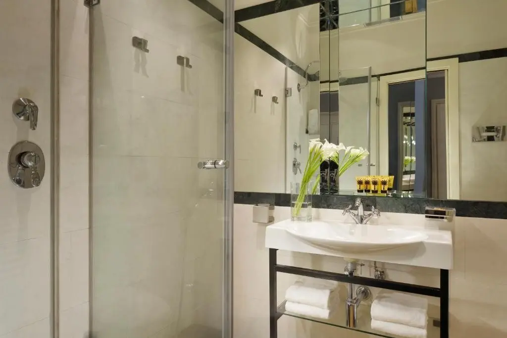 Leon'S Place — LEON'S PLACE