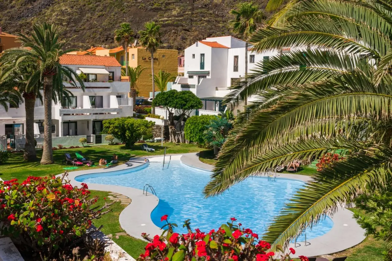 Los Rosales Apartamentos — LOS ROSALES APARTAMENTOS