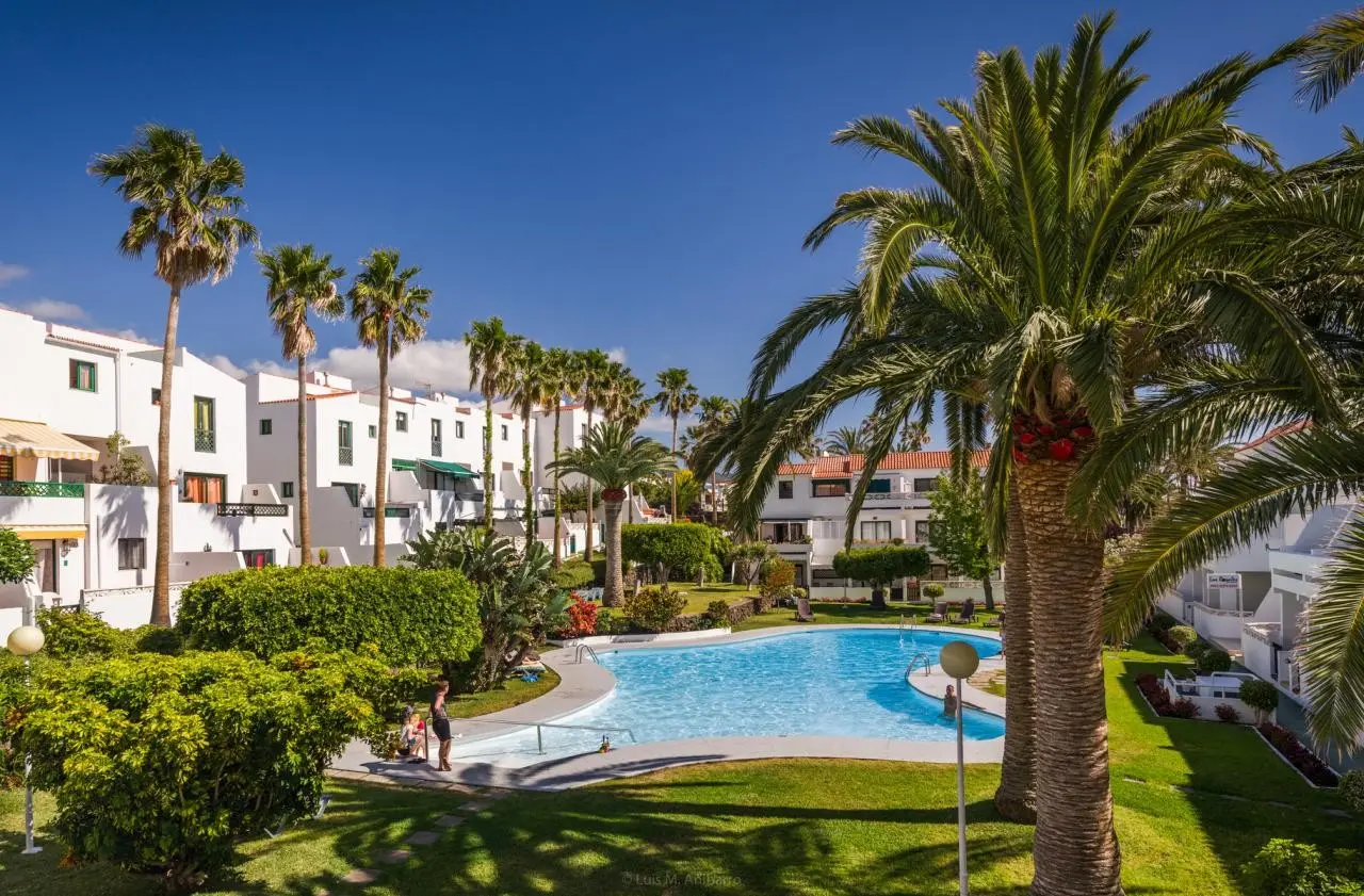 Los Rosales Apartamentos — LOS ROSALES APARTAMENTOS