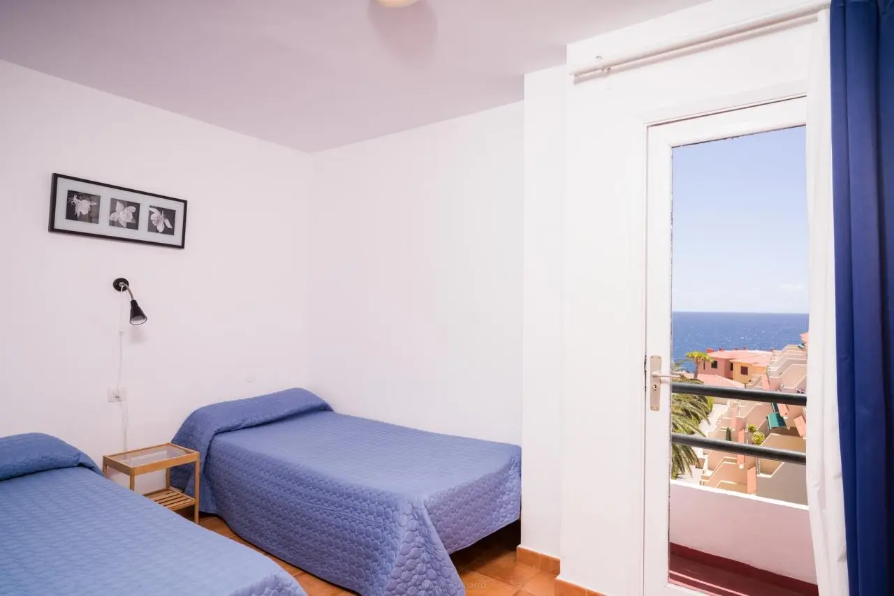 Los Rosales Apartamentos — LOS ROSALES APARTAMENTOS