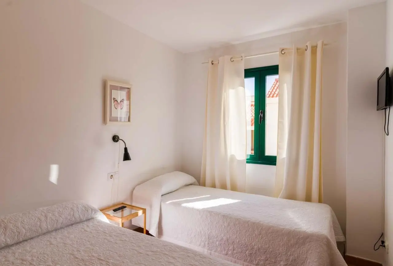 Los Rosales Apartamentos — LOS ROSALES APARTAMENTOS