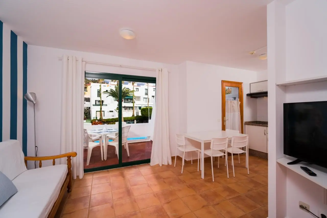 Los Rosales Apartamentos — LOS ROSALES APARTAMENTOS