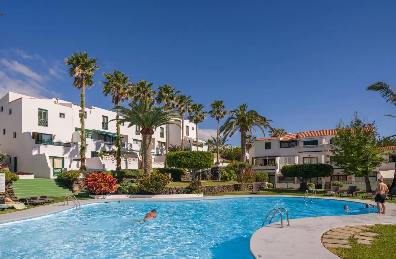 Los Rosales Apartamentos — LOS ROSALES APARTAMENTOS