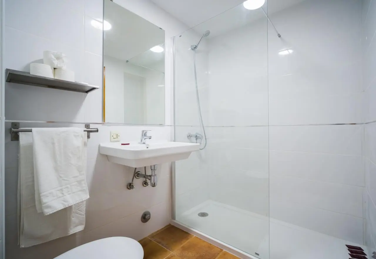 Los Rosales Apartamentos — LOS ROSALES APARTAMENTOS