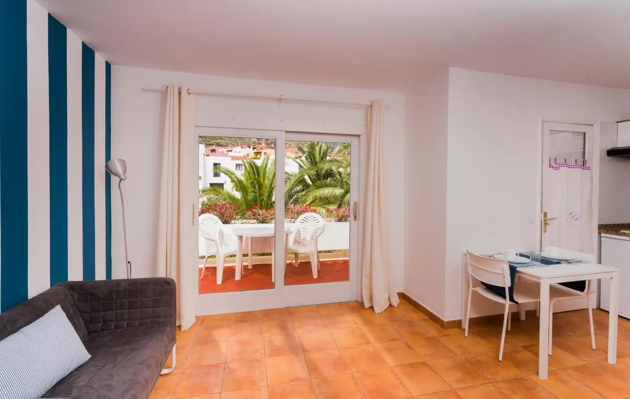 Los Rosales Apartamentos — LOS ROSALES APARTAMENTOS